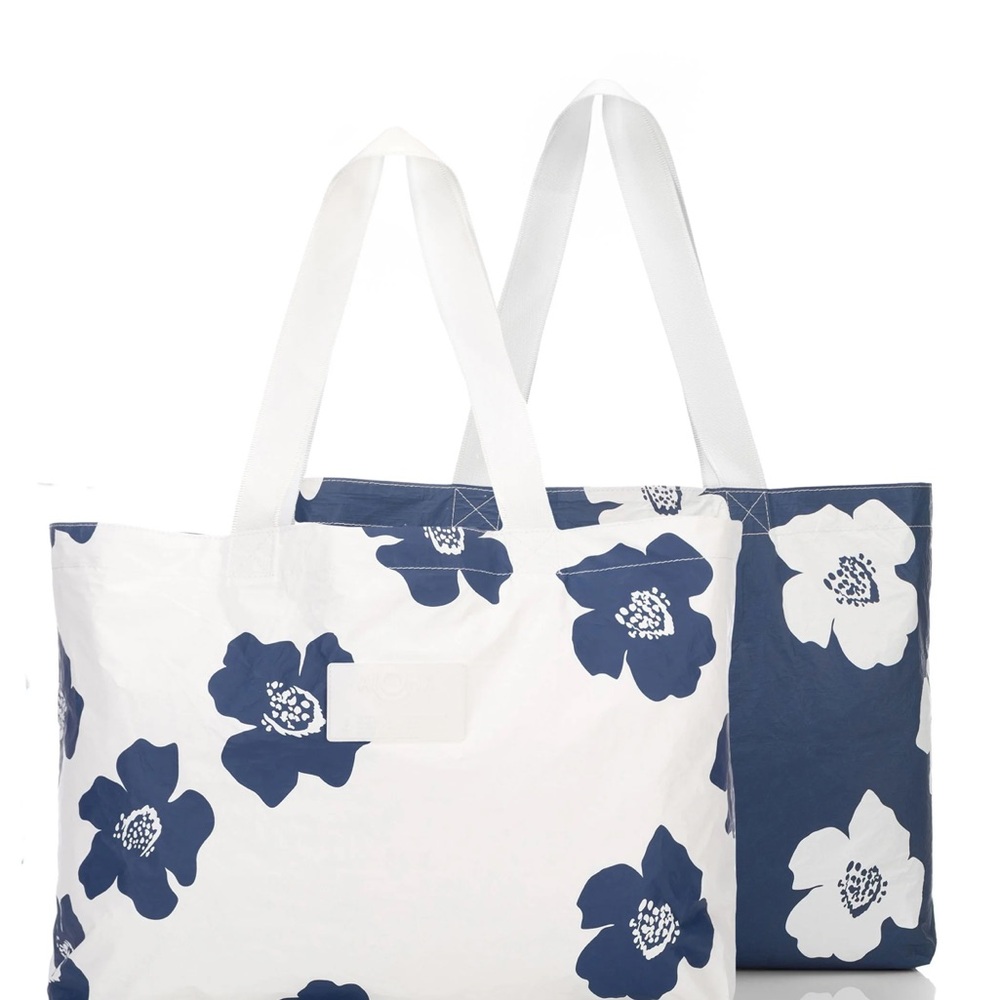 ALOHA Collection NWT in plastic sold out print Reversible Holo Holo Bag Pua Navy